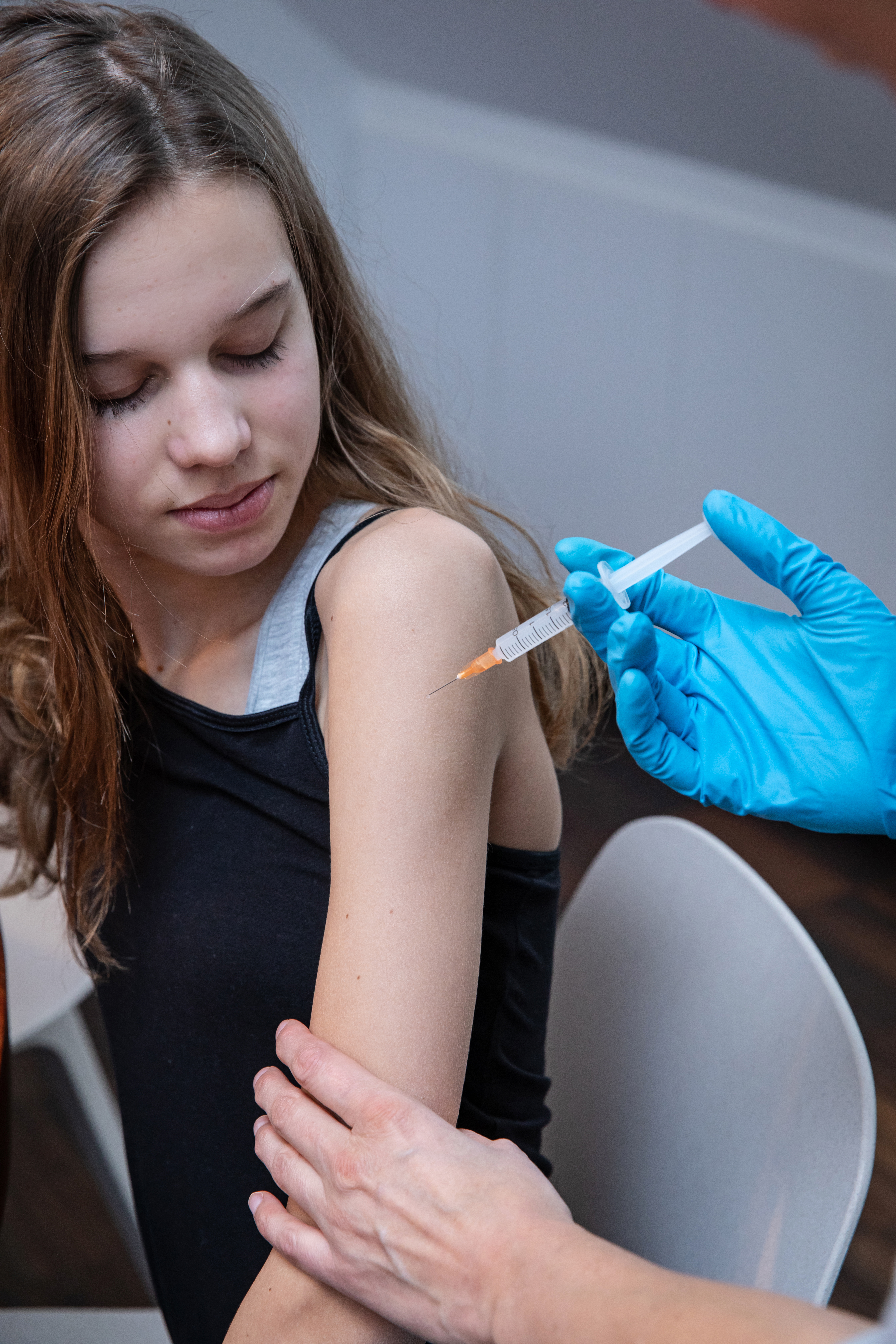 Foto van een meisje dat zich laat vaccineren tegen HPV