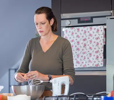 Een vrouw aan het koken.