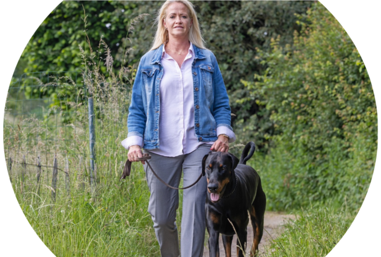 Vrouw aan het wandelen met de hond