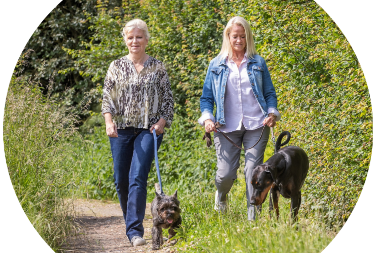 Vrouwen aan het wandelen met de hond